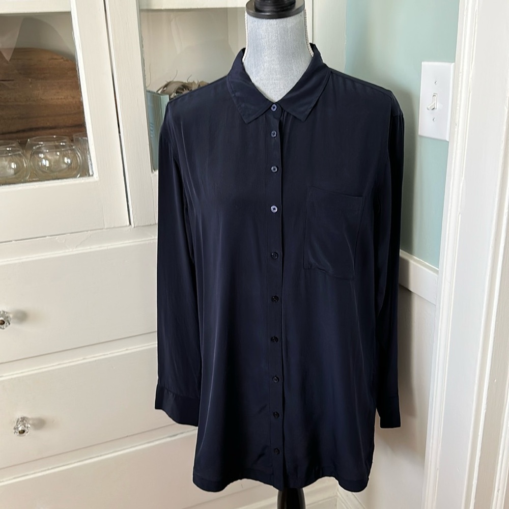 Rare find!  Athleta Washable Silk Button-Down Tunic shirt Blouse Navy Blue M